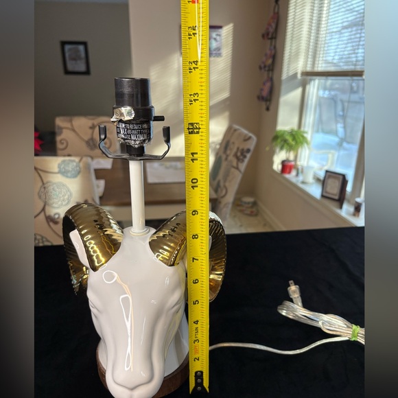 White Ceramic Ram’s Head Table Lamp With Gold-Colored Horns - Picture 8 of 9